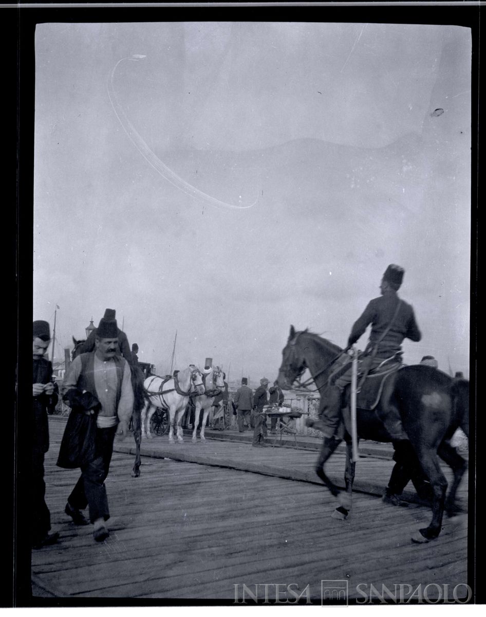Persone sul ponte di Galata a Costantinopoli, 1908 - 1914 (fotografo sconosciuto)