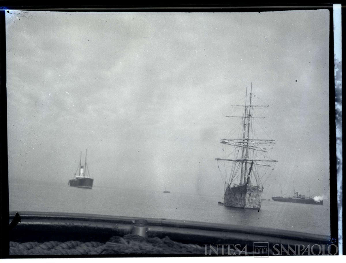 Viaggio in barca sul Mar Nero: paesaggio costiero e altre imbarcazioni, 1908 - 1914 (fotografo sconosciuto)