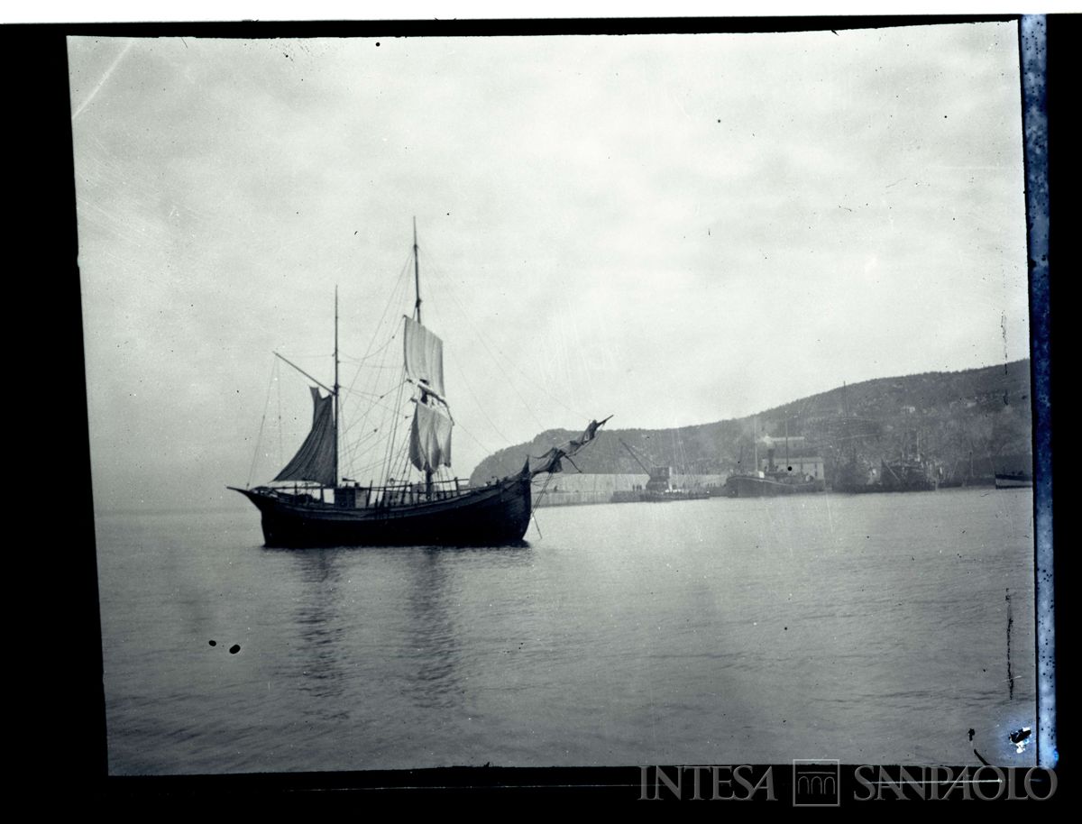 Viaggio in barca sul Mar Nero: paesaggio costiero e altre imbarcazioni, 1908 - 1914 (fotografo sconosciuto)
