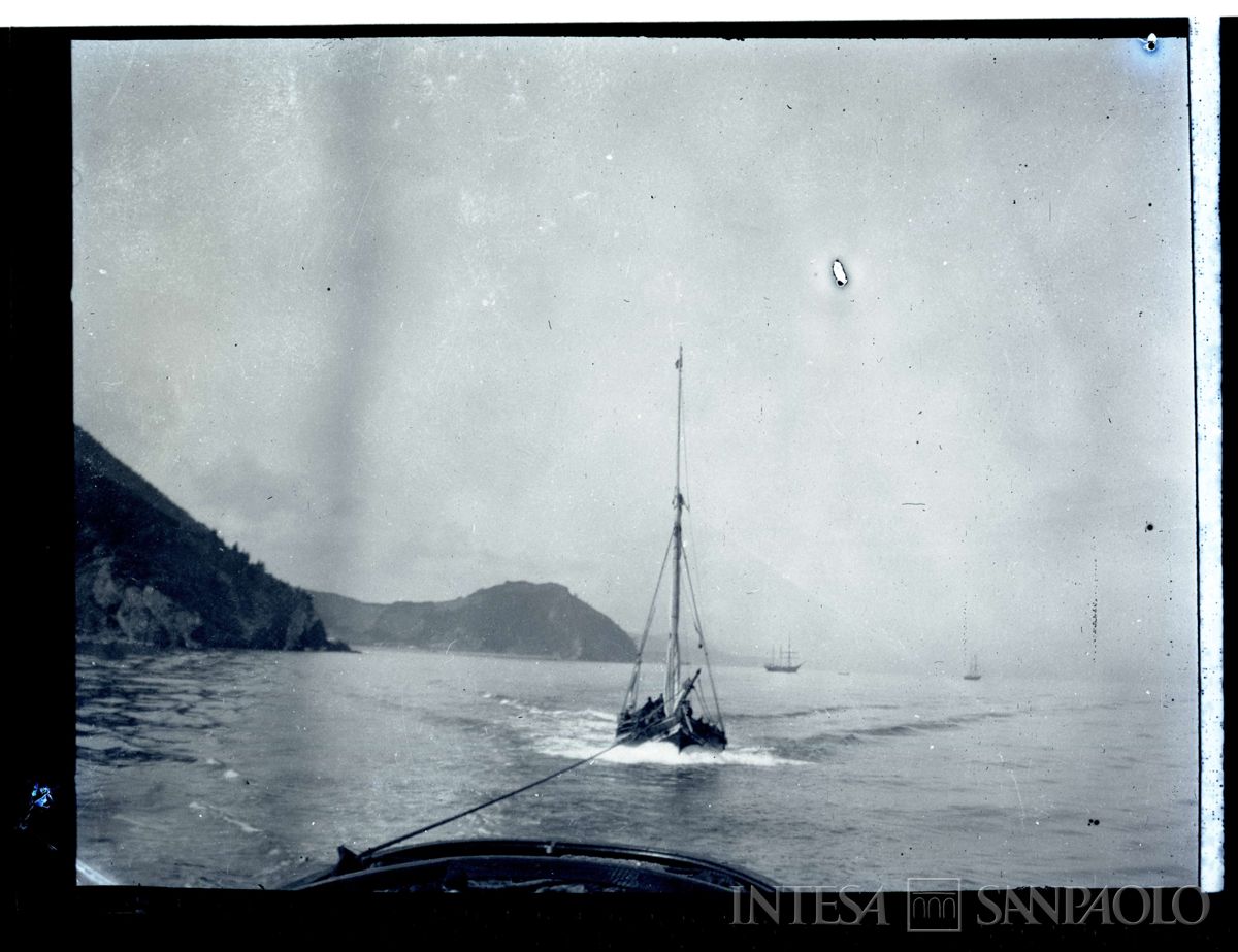 Viaggio in barca sul Mar Nero: paesaggio costiero e altre imbarcazioni, 1908 - 1914 (fotografo sconosciuto)
