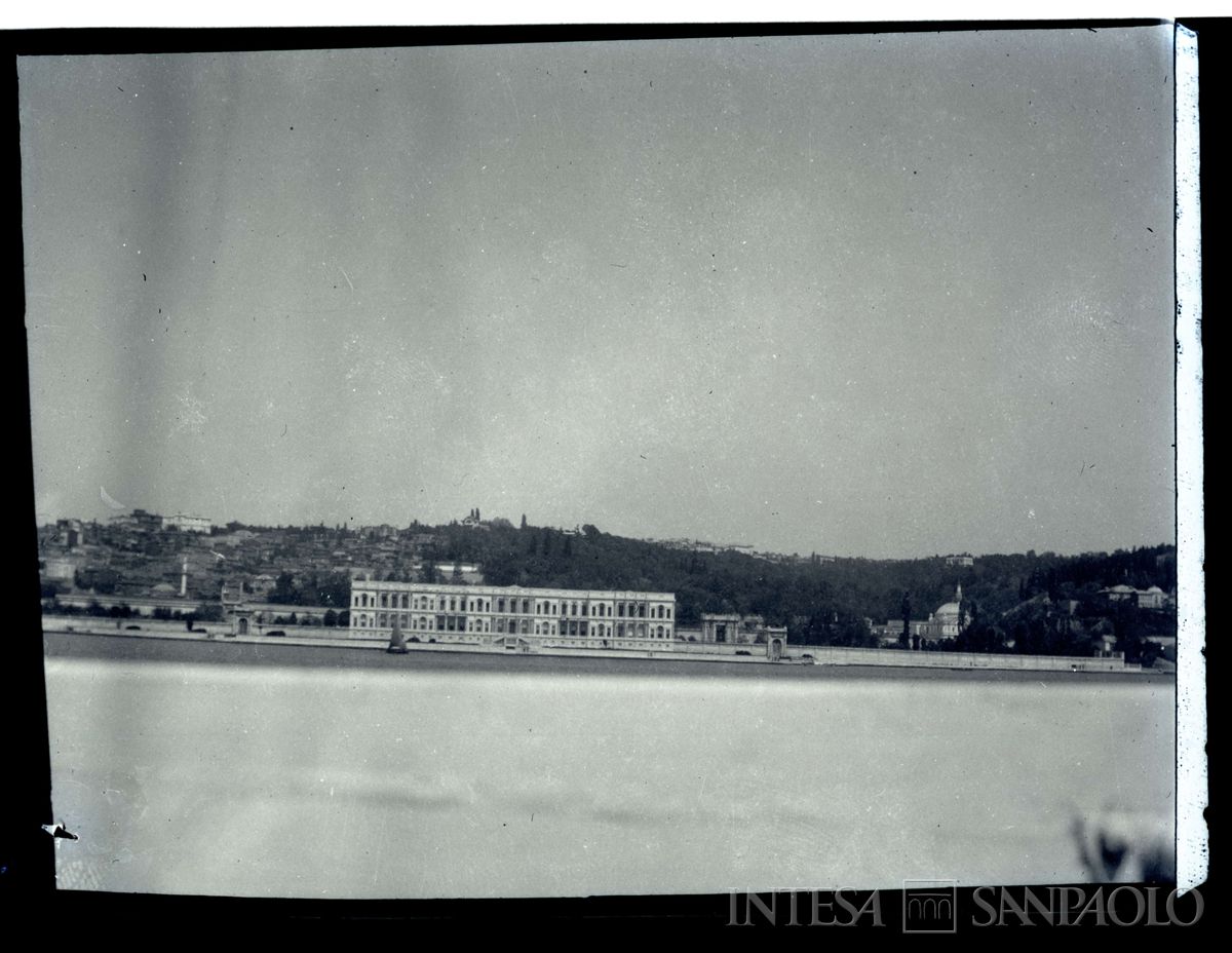 Viaggio in barca sul Mar Nero: paesaggio costiero e altre imbarcazioni, 1908 - 1914 (fotografo sconosciuto)