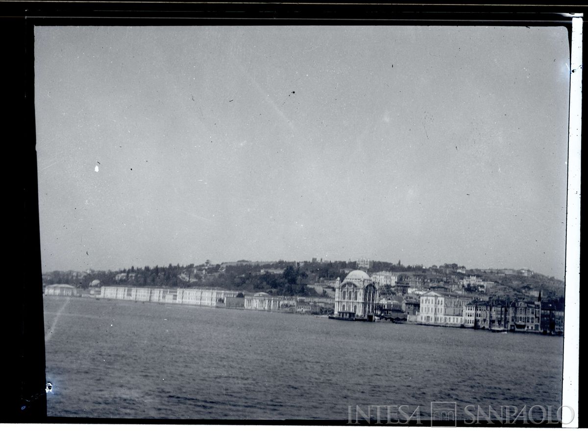 Viaggio in barca sul Mar Nero: paesaggio costiero e altre imbarcazioni, 1908 - 1914 (fotografo sconosciuto)