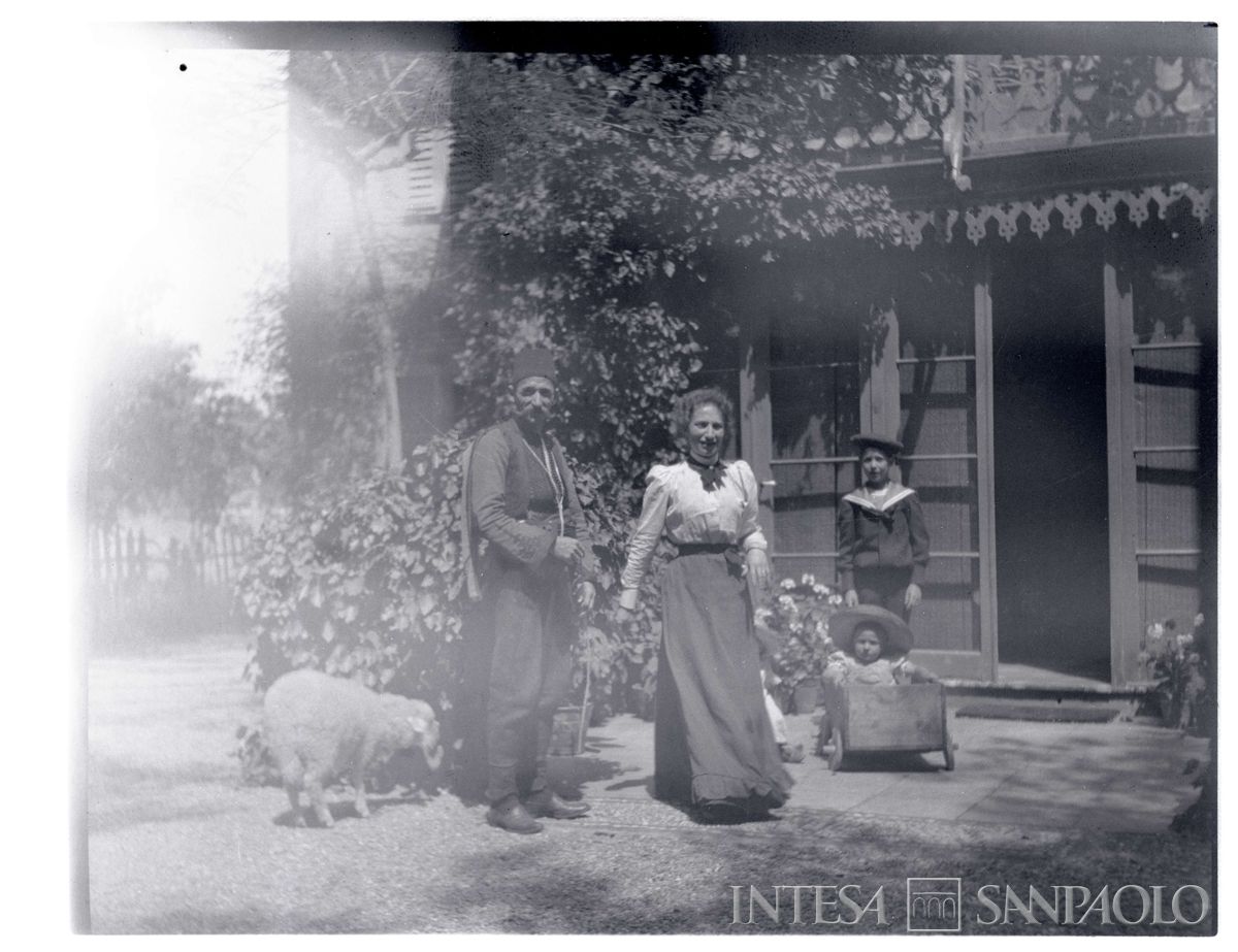 Nogara Ester con il figlio Johnny, un altro bambino n.i. (forse Josy) e un cavas a Salonicco, 1906 circa (Bernardino Nogara)
