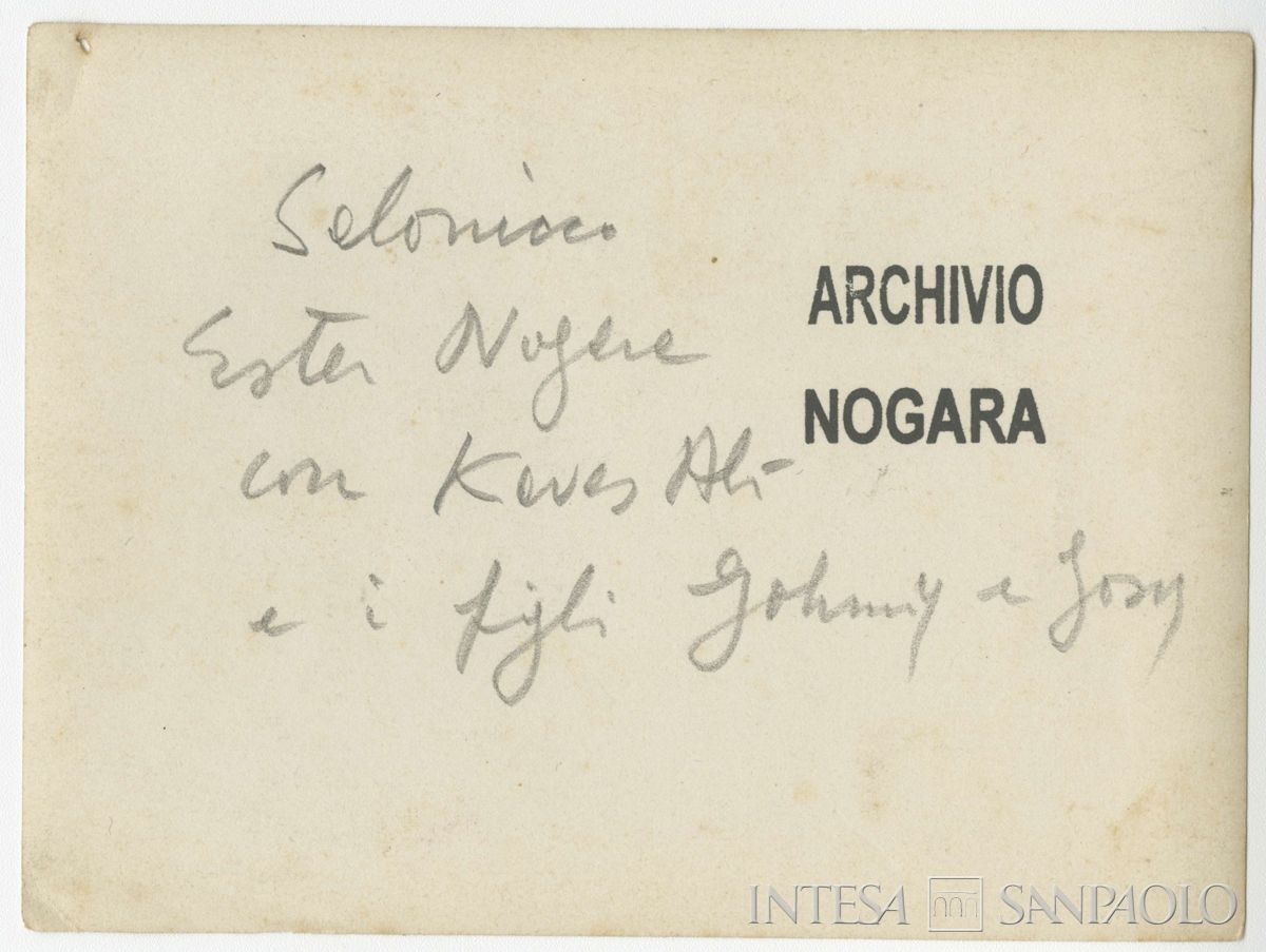 Nogara Ester con il figlio Johnny, un altro bambino n.i. (forse Josy) e un cavas a Salonicco, 1906 circa (Bernardino Nogara), verso