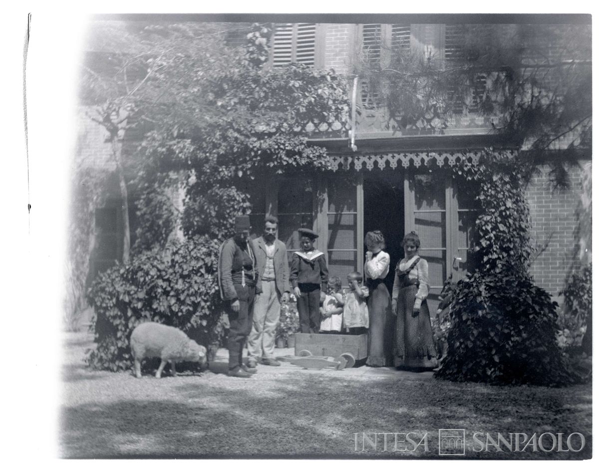 Nogara Ester con i figli Johnny, Antonietta, un altro bambino n.i. e un cavas a Salonicco, 1906 circa (Bernardino Nogara)