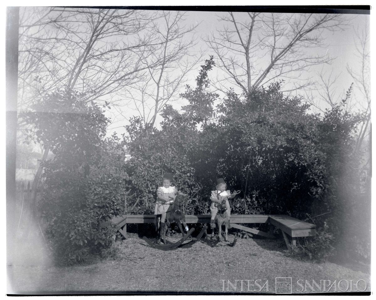 Nogara Johnny e Josy sui cavalli a dondolo, 1903  - 1904 (Bernardino Nogara)