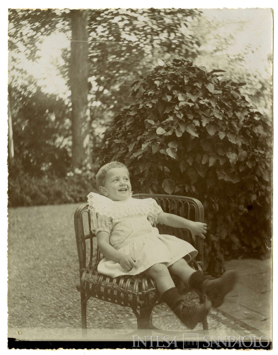 Nogara Josy nel giardino di casa, 15 giugno 1903 - 1904 (Bernardino Nogara)