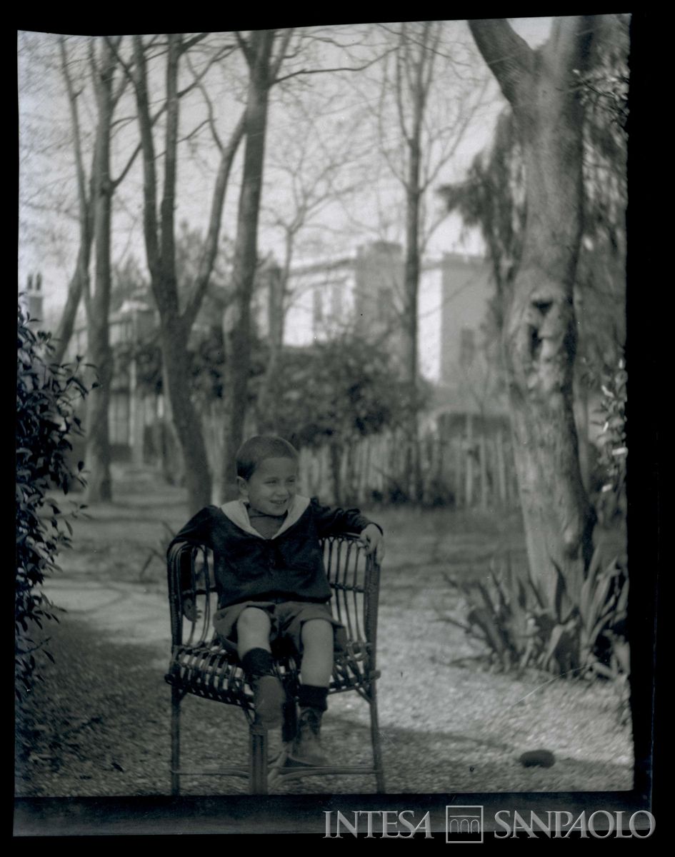 Nogara Johnny  nel giardino di casa, 15 giugno 1903 - 1904 (Bernardino Nogara)