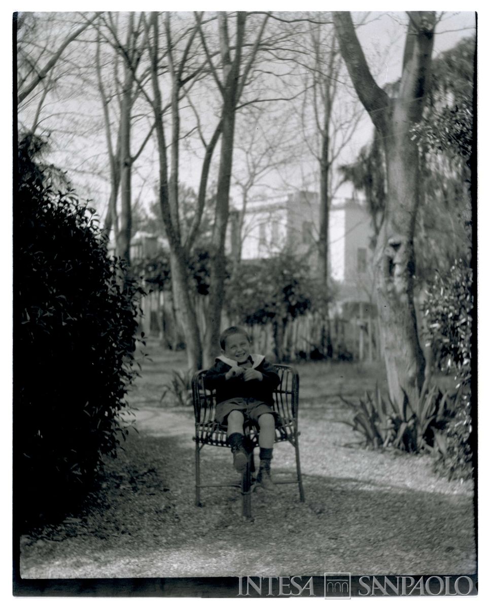 Nogara Johnny  nel giardino di casa, 15 giugno 1903 - 1904 (Bernardino Nogara)