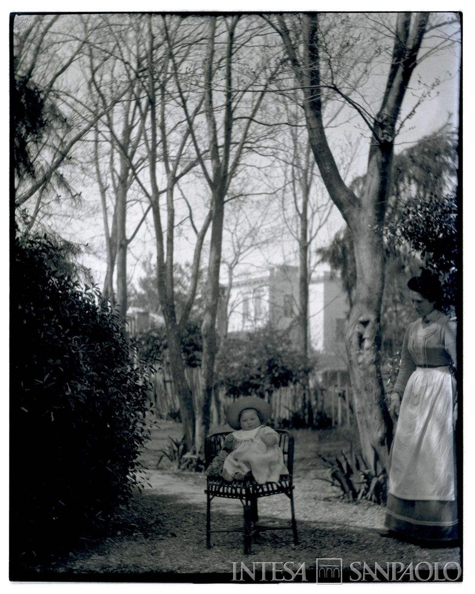 Nogara Antonietta (di pochi mesi) nel giardino di casa, 15 giugno 1903 - 1904 (Bernardino Nogara)