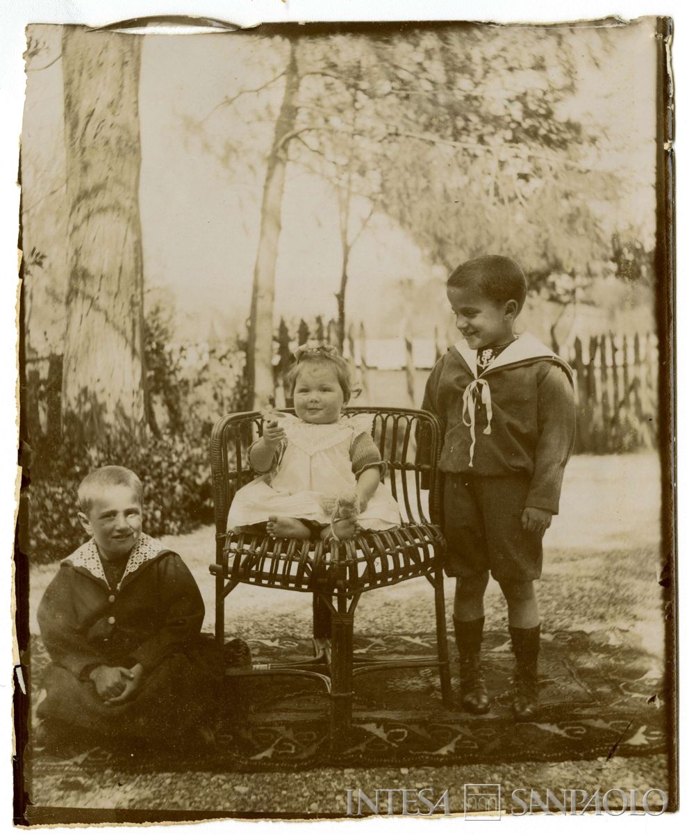 Nogara Josy, Johnny e Antonietta (di pochi mesi) nel giardino di casa, 15 giugno 1903 - 1904 (Bernardino Nogara)
