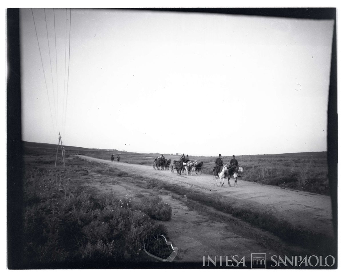 Uomini a cavallo e con carri in viaggio, 1903  - 1906 (Bernardino Nogara)