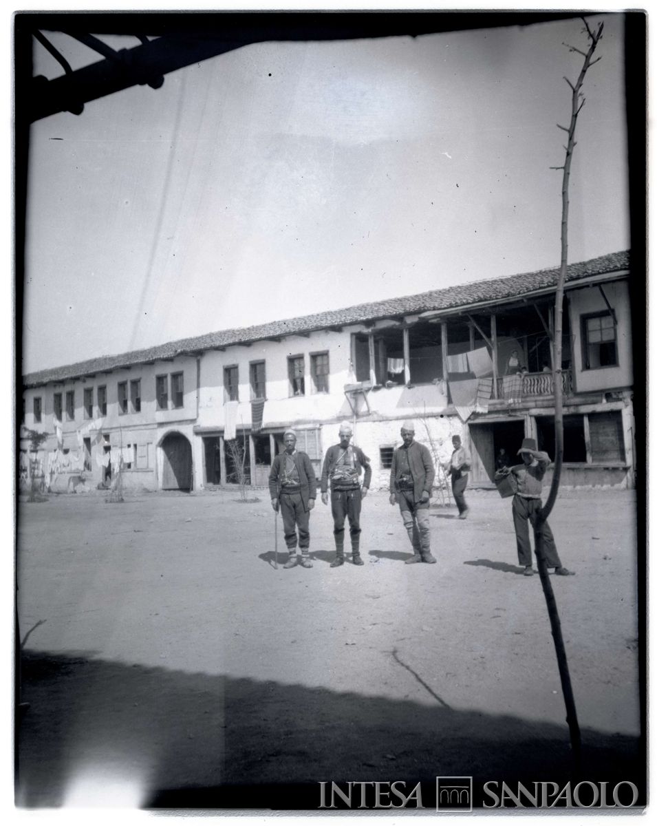 Villaggio rustico con abitanti, 1903  - 1906 (Bernardino Nogara)