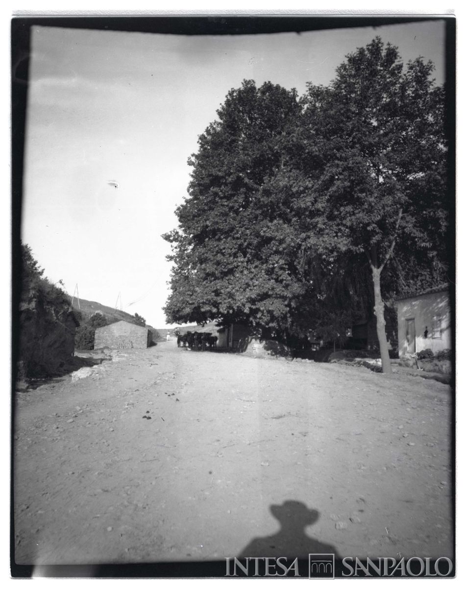 Villaggio rustico con abitanti, 1903  - 1906 (Bernardino Nogara)