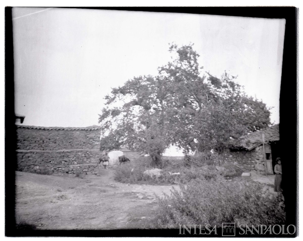 Villaggio rustico con abitanti, 1903  - 1906 (Bernardino Nogara)