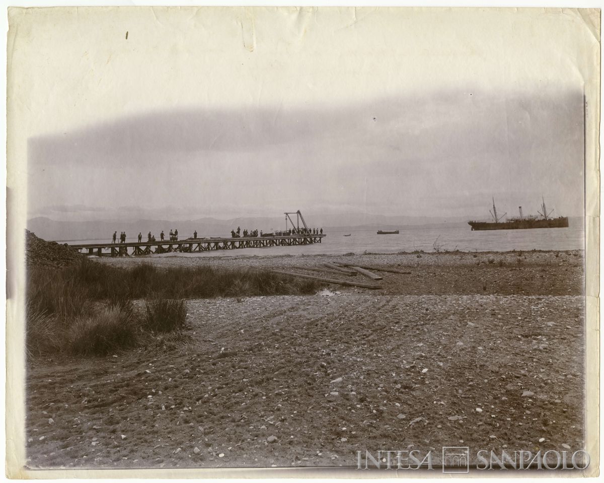 Banchina di imbarco sul Mar Nero, nei pressi di Aktche - Shehr, 1904 - 1914 (fotografo sconosciuto)