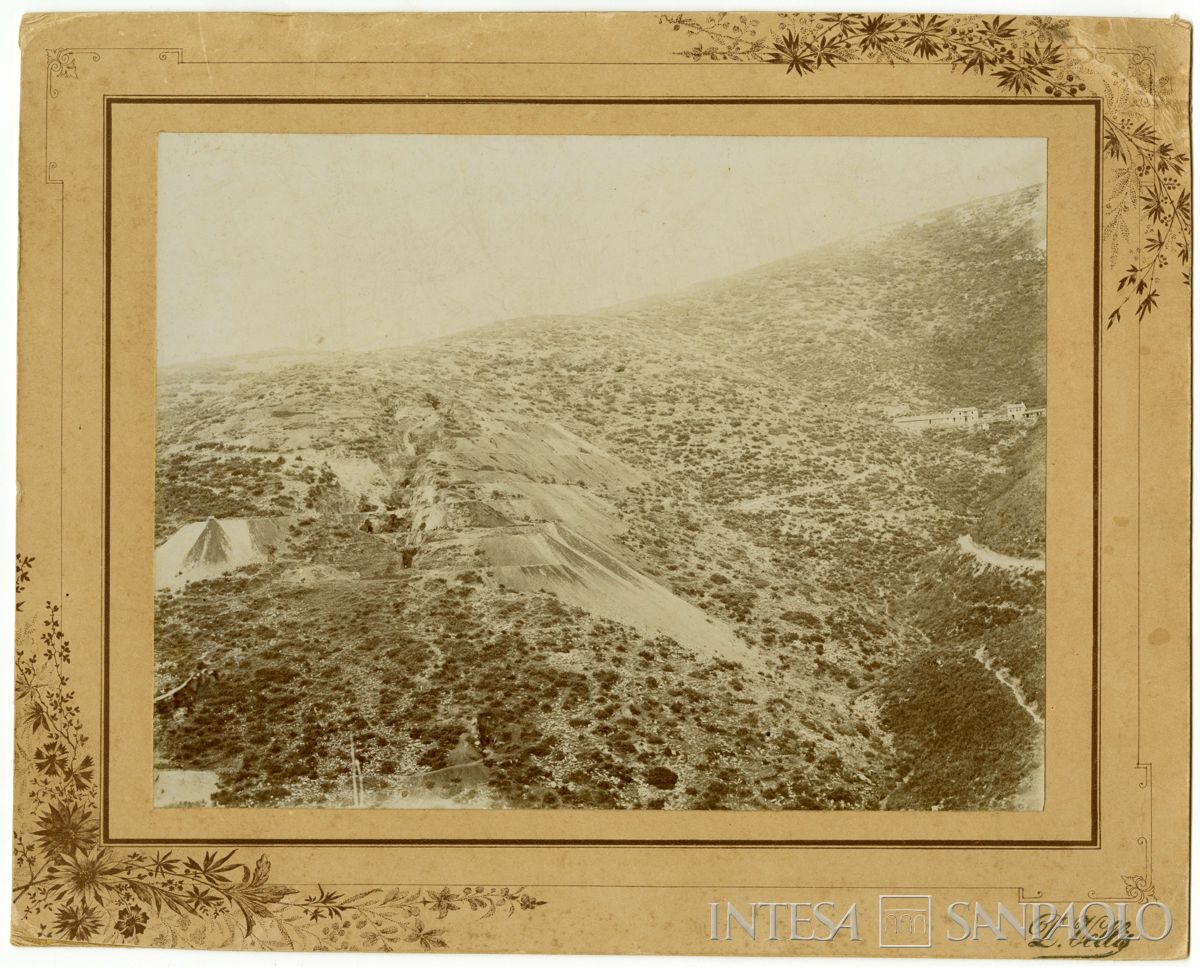 Veduta di un altopiano con accessi di gallerie delle miniere, 1904-1925 (fotografo sconosciuto)