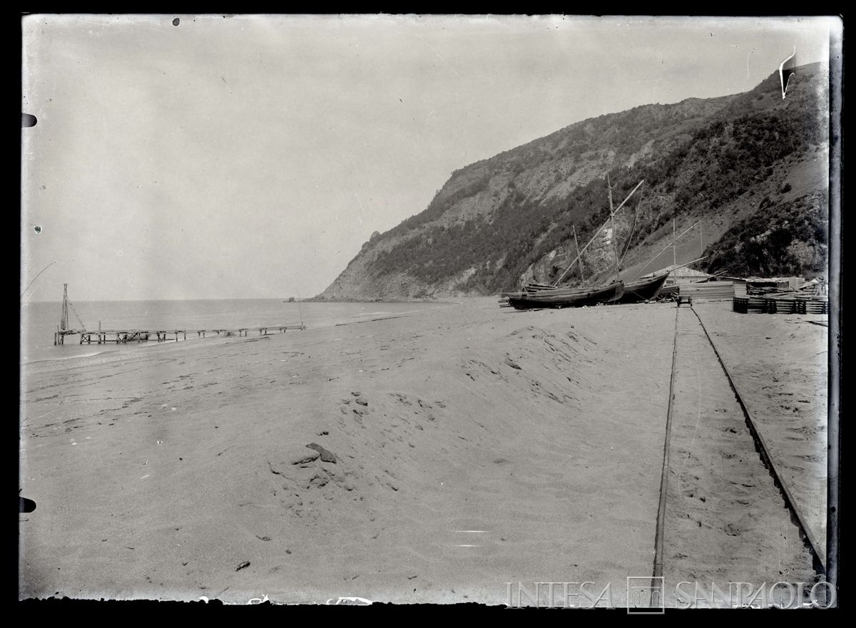 Molo di sbarco dei materiali a Kouby-Aghzi, deposito di Kouby, 1908 (Bernardino Nogara)