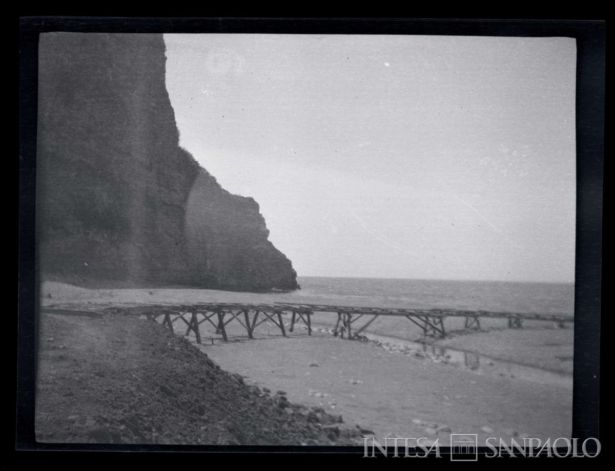 Molo di sbarco dei materiali a Kouby-Aghzi, deposito di Kouby, 1908 (Bernardino Nogara)