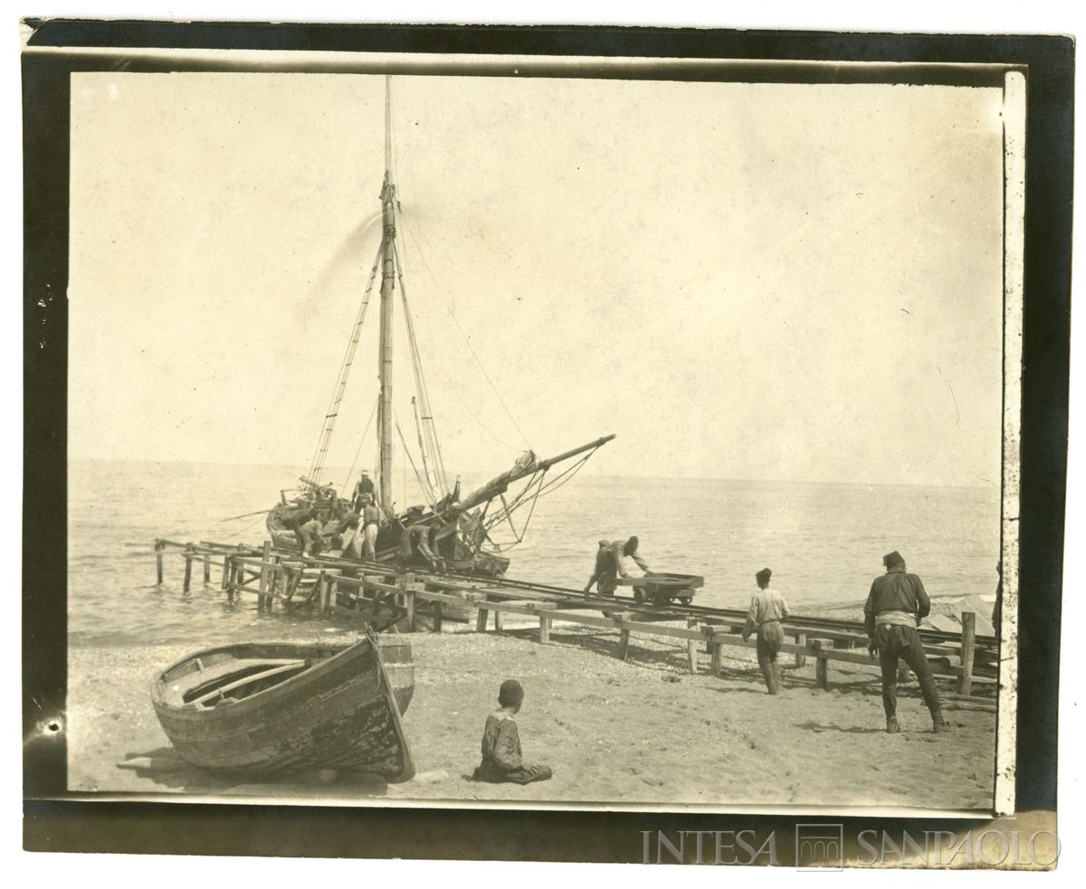 Molo di sbarco dei materiali a Kouby-Aghzi, deposito di Kouby, 1908 (Giulio Martelli)
