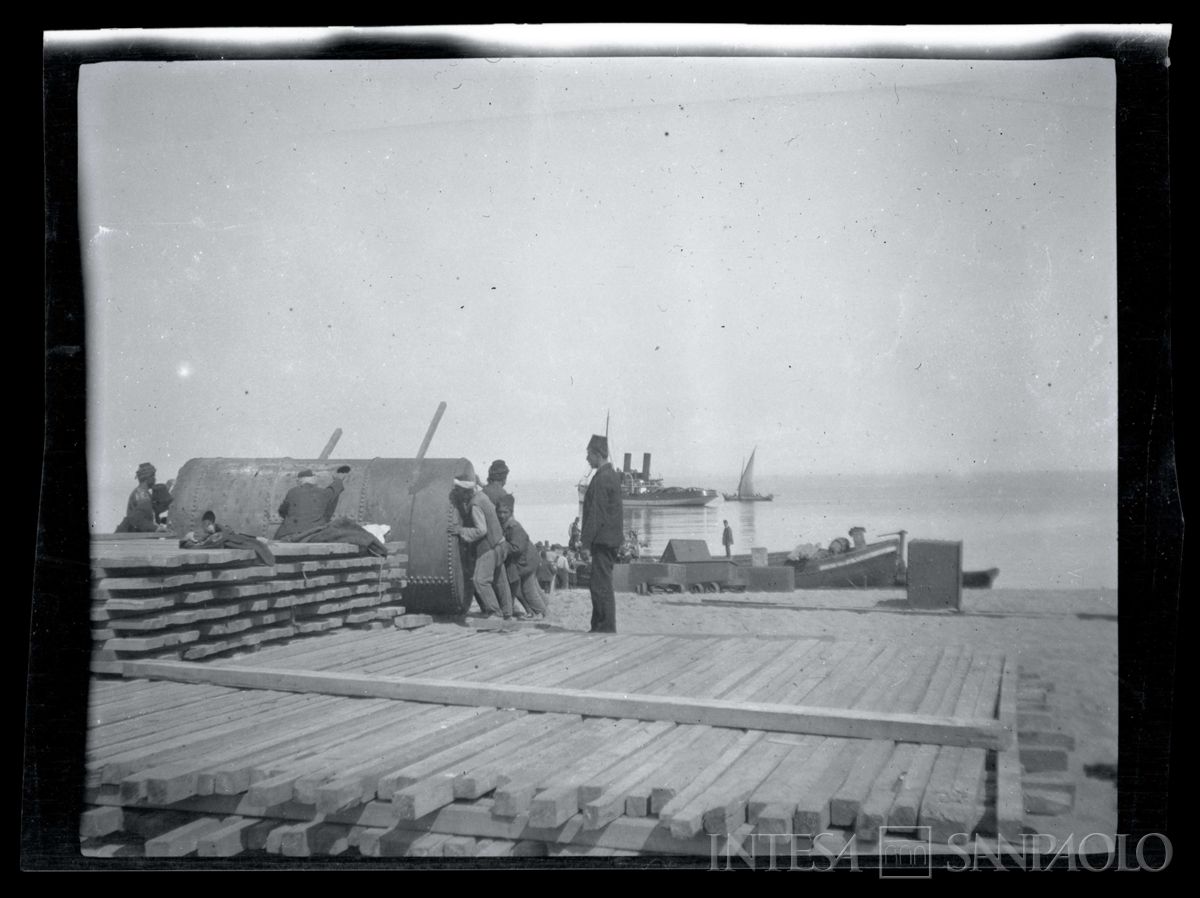 Molo di sbarco dei materiali a Kouby-Aghzi, deposito di Kouby, 1908 (Giulio Martelli)