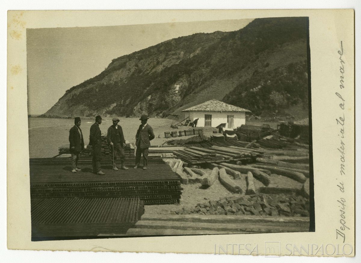 Molo di sbarco dei materiali a Kouby-Aghzi, deposito di Kouby, 1908 (Giulio Martelli)