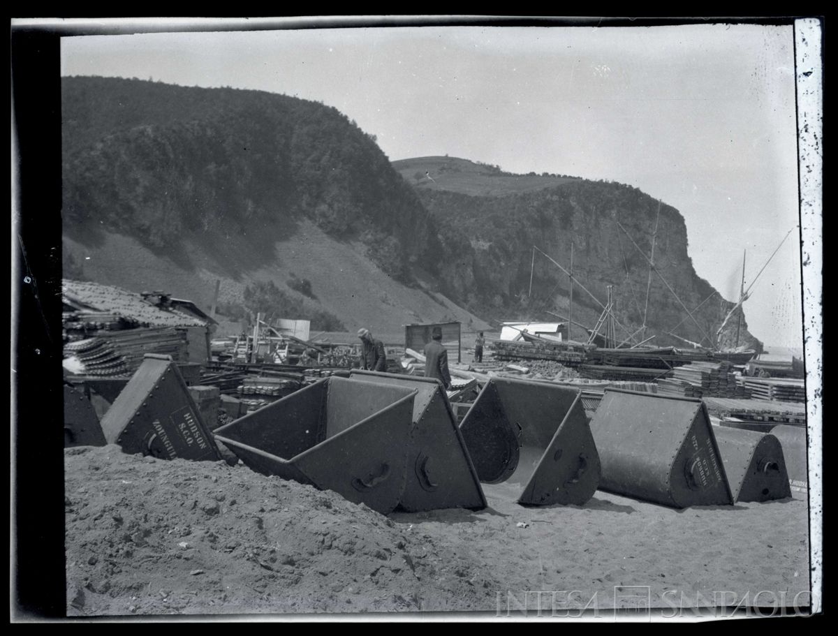 Molo di sbarco dei materiali a Kouby-Aghzi, deposito di Kouby, 1908 (Bernardino Nogara)