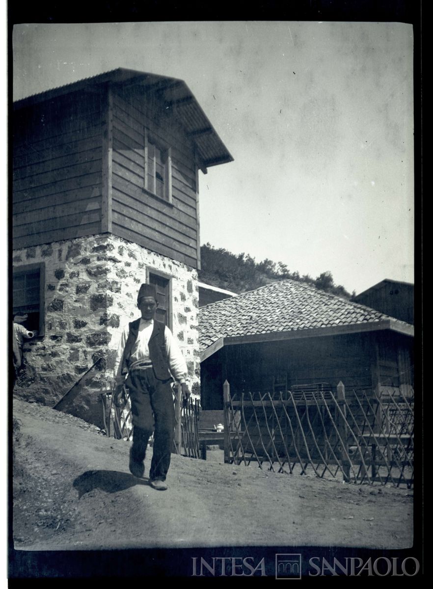 Villaggio di Cozlu - Gùzel Keùi, valle di Kouby, persona locale, 1908 (fotografo sconosciuto)