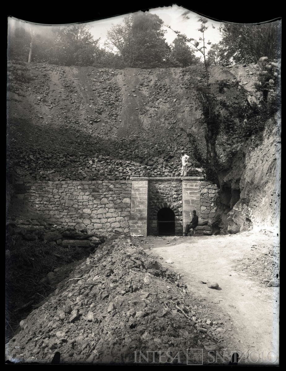 Imbocco di galleria a Kouby, 1904-1914 (fotografo sconosciuto)