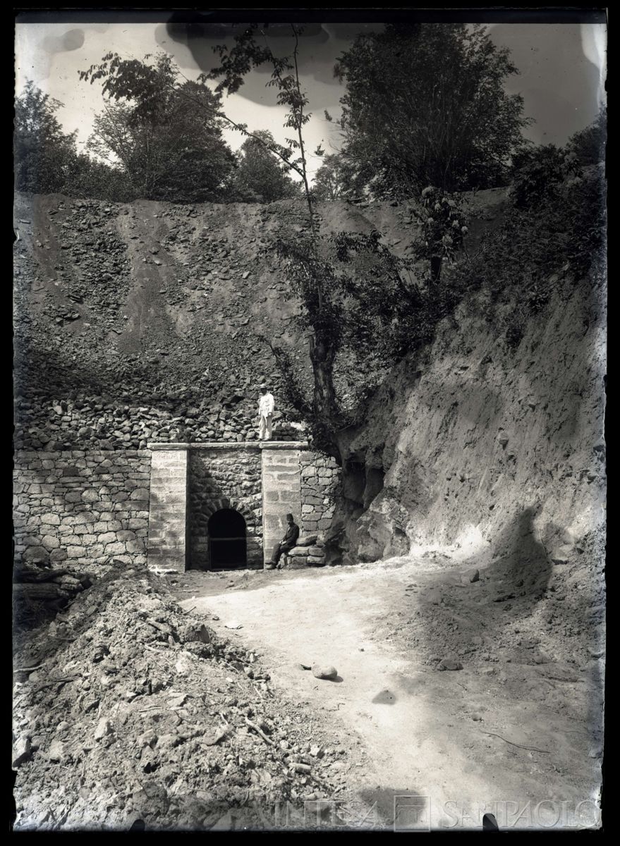 Imbocco di galleria a Kouby, 1904-1914 (fotografo sconosciuto)