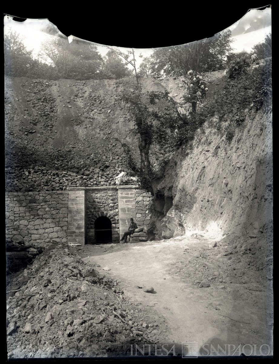 Imbocco di galleria a Kouby, 1904-1914 (fotografo sconosciuto)