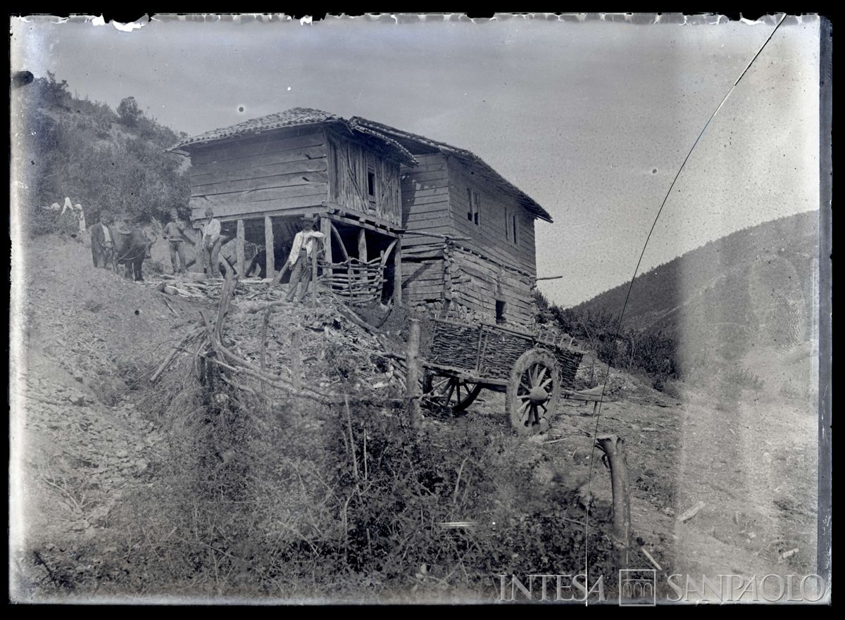 Persone vicino a un edificio rustico in Turchia, 1904 - 1914 (fotografo sconosciuto)