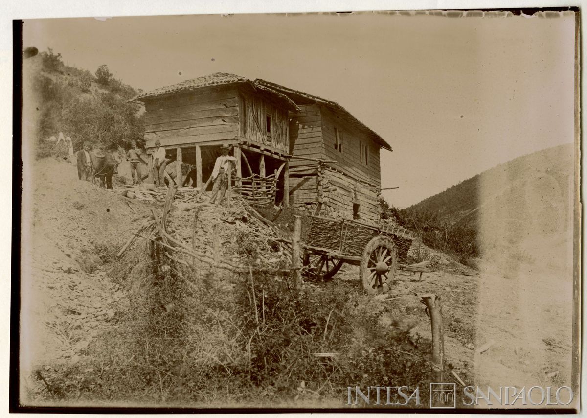 Persone vicino a un edificio rustico in Turchia, 1904 - 1914 (fotografo sconosciuto)