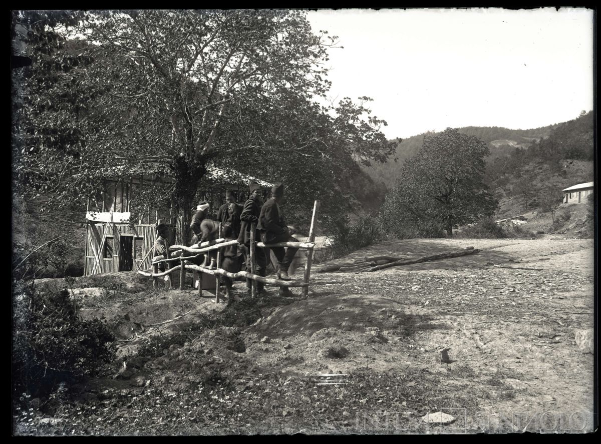 Persone locali nei pressi di un edificio in Turchia, 1904 - 1914 (fotografo sconosciuto)