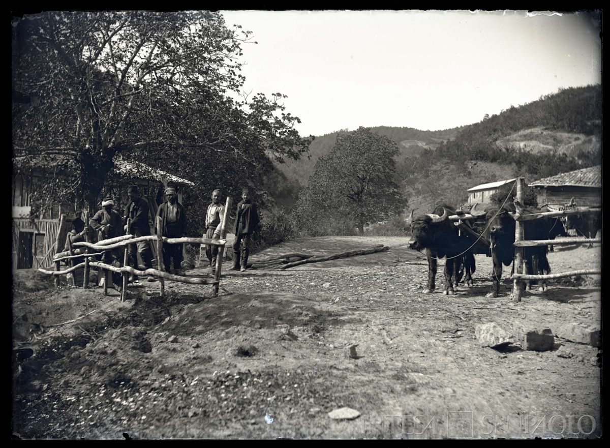 Persone locali nei pressi di un edificio in Turchia, 1904 - 1914 (fotografo sconosciuto)
