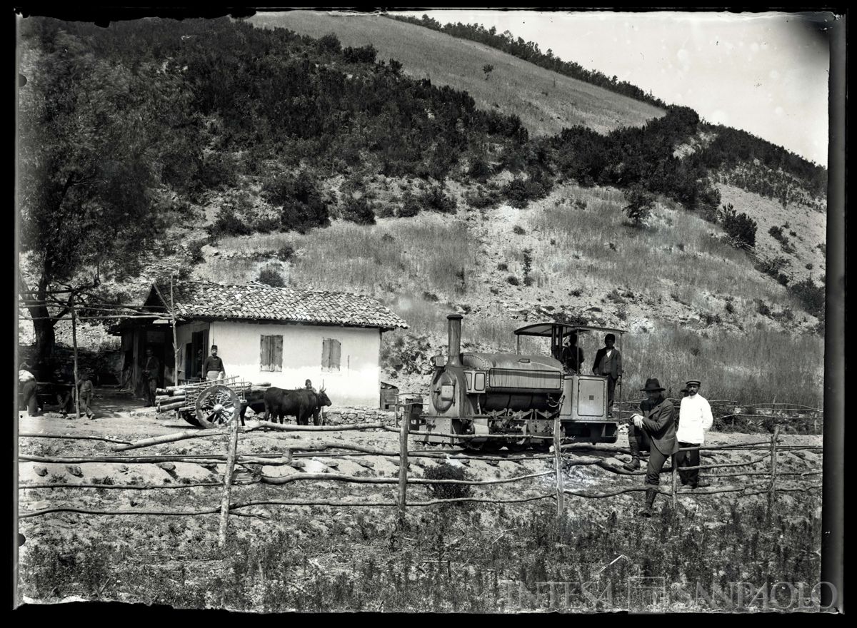 Bernardino Nogara vicino a una locomotiva in Turchia, 1908 (fotografo sconosciuto)