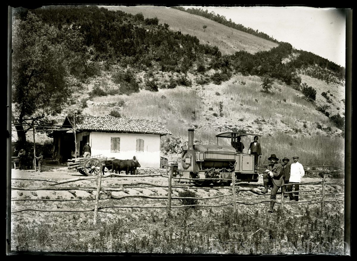 Bernardino Nogara vicino a una locomotiva in Turchia, 1908 (fotografo sconosciuto)