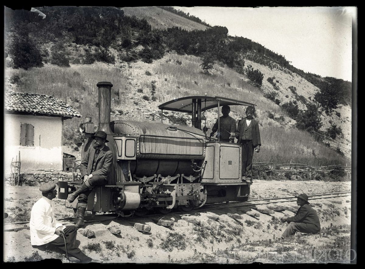 Bernardino Nogara vicino a una locomotiva in Turchia, 1908 (fotografo sconosciuto)