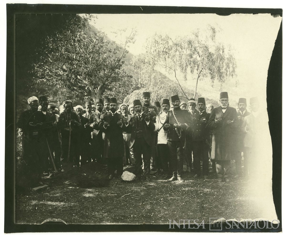 Visita del Governatore e di autorità turche a Kouby: posa della prima pietra di una moschea, 1908 (fotografo sconosciuto)