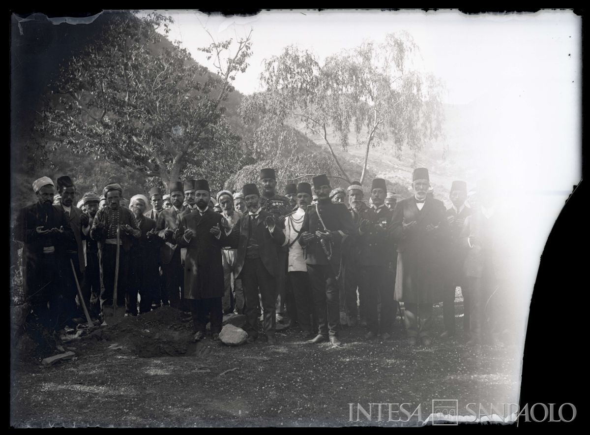 Visita del Governatore e di autorità turche a Kouby: posa della prima pietra di una moschea, 1908 (fotografo sconosciuto)