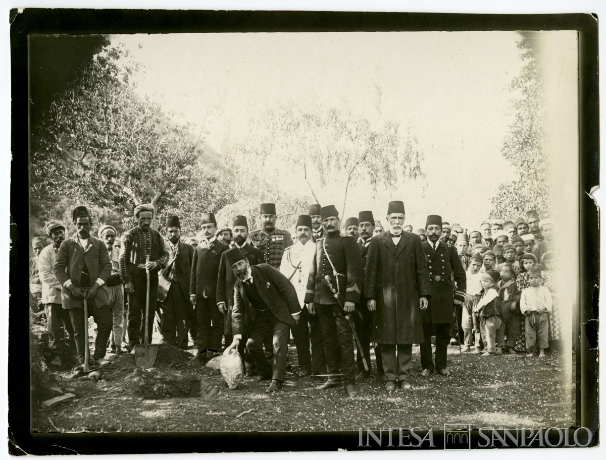 Visita del Governatore e di autorità turche a Kouby: posa della prima pietra di una moschea, 1908 (fotografo sconosciuto)