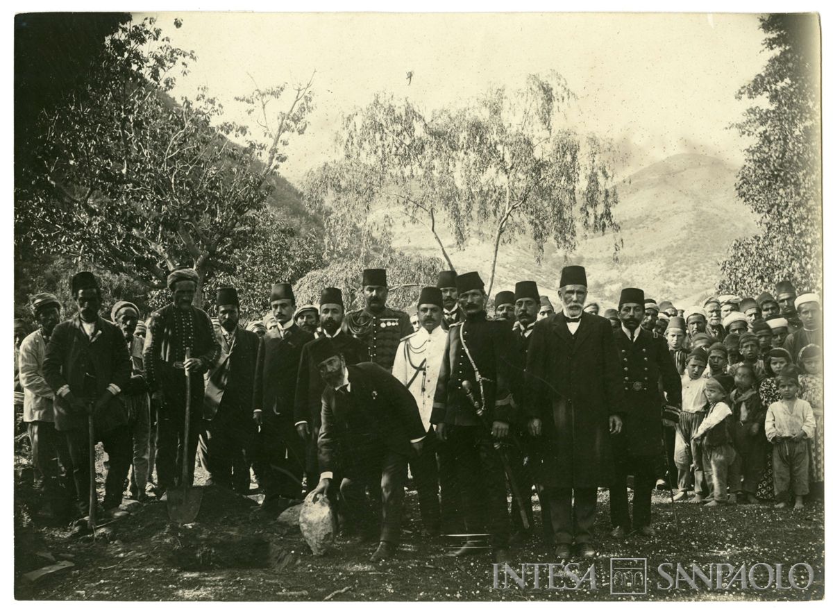 Visita del Governatore e di autorità turche a Kouby: posa della prima pietra di una moschea, 1908 (fotografo sconosciuto)