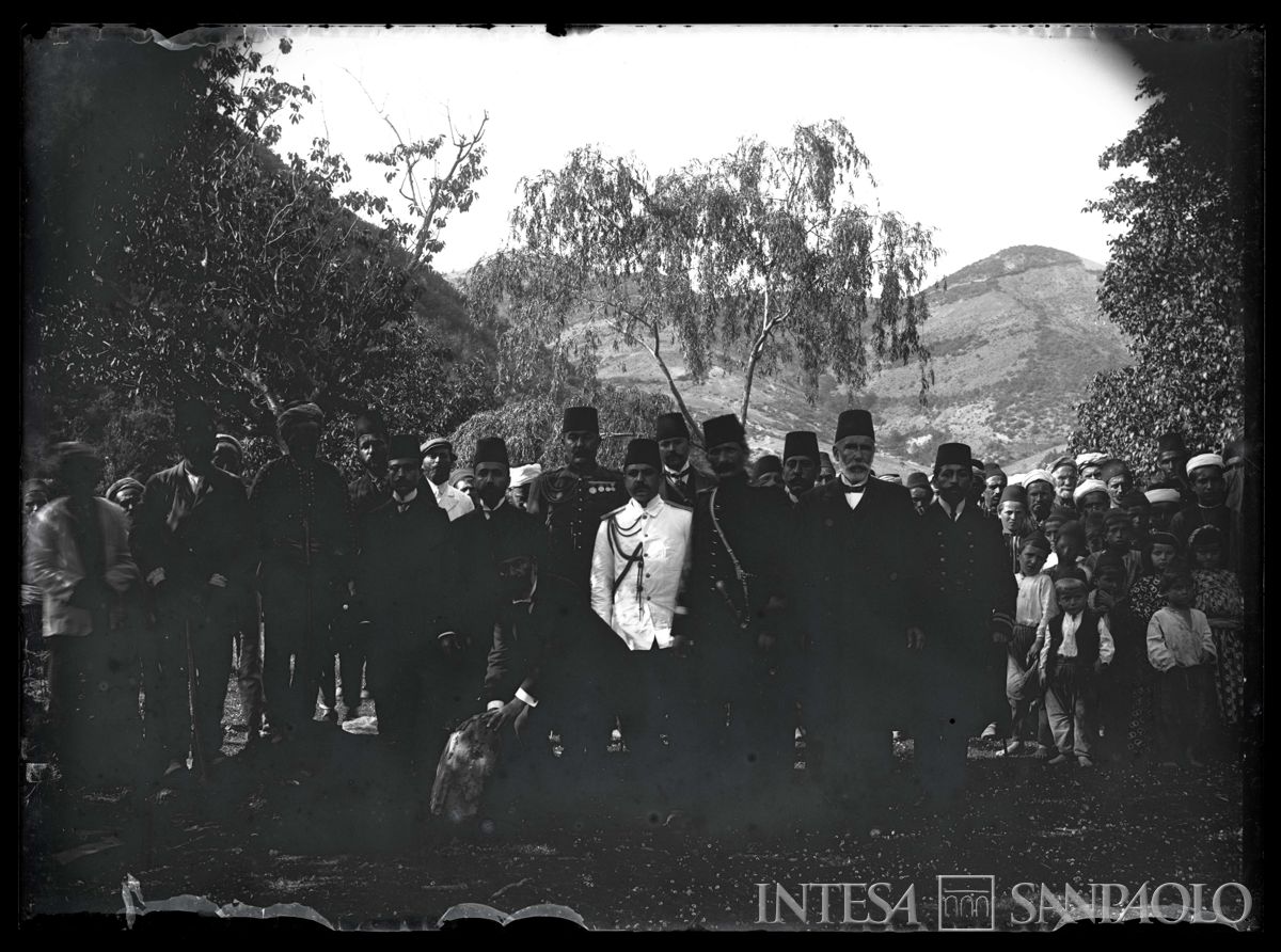 Visita del Governatore e di autorità turche a Kouby: posa della prima pietra di una moschea, 1908 (fotografo sconosciuto)