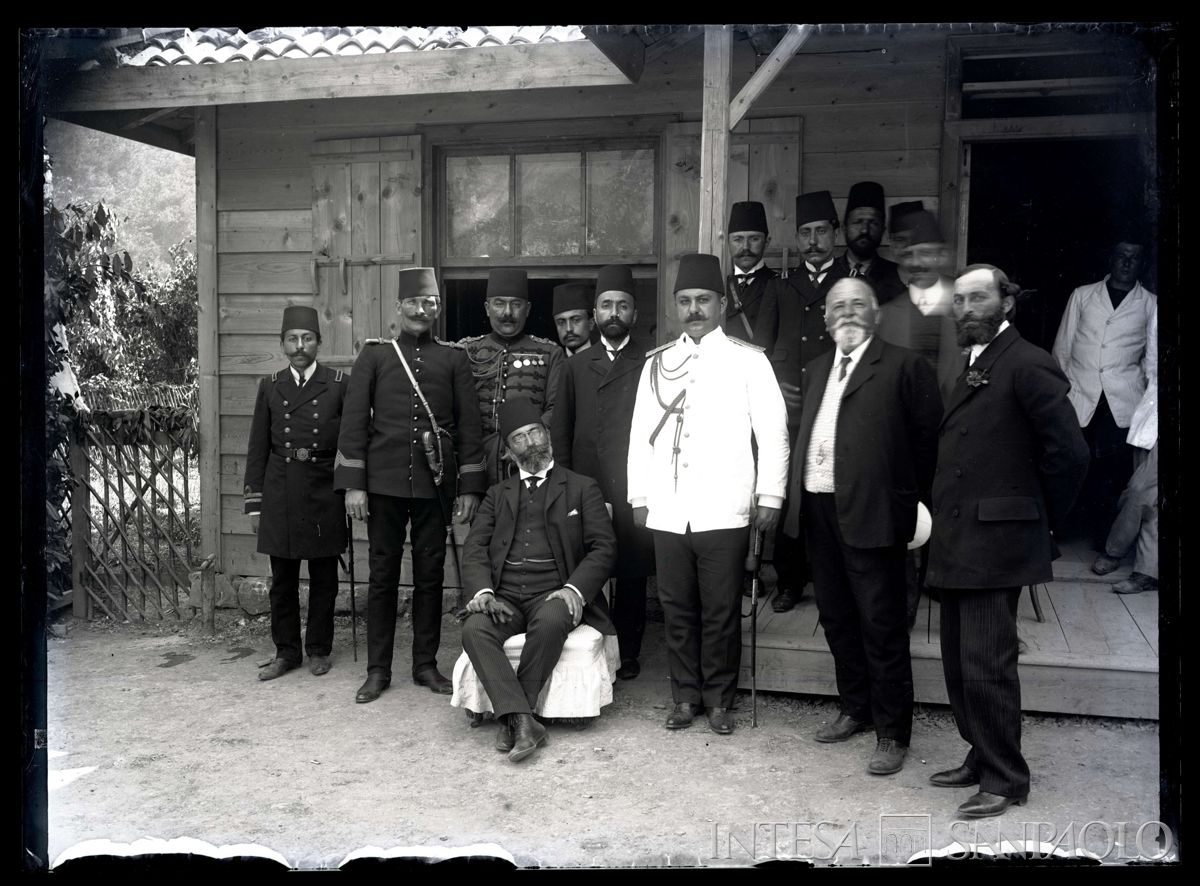Visita del Governatore e di autorità turche a Kouby per la posa della prima pietra di una moschea: secondo da destra l'ingegnere Roberto Paganini, 1908 [Giulio Martelli]