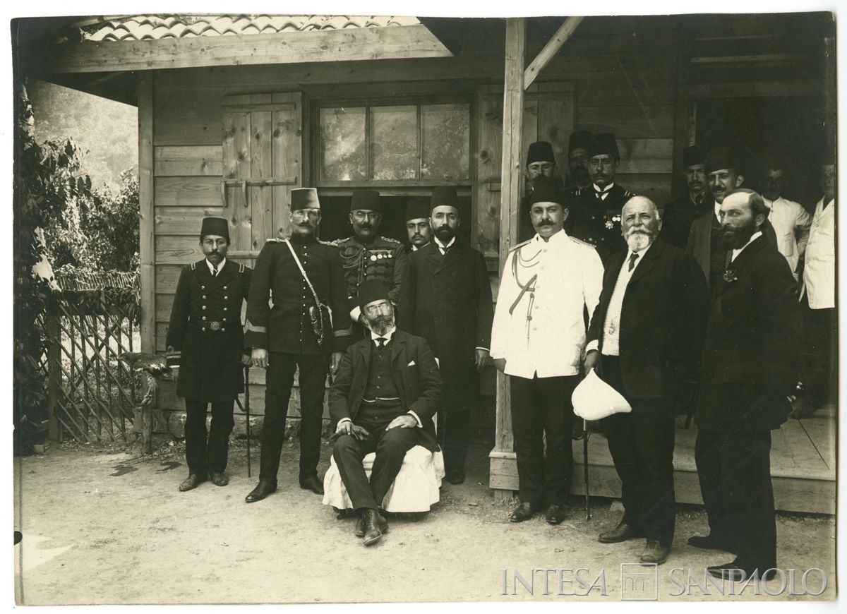 Visita del Governatore e di autorità turche a Kouby per la posa della prima pietra di una moschea: secondo da destra l'ingegnere Roberto Paganini, 1908 (Giulio Martelli)