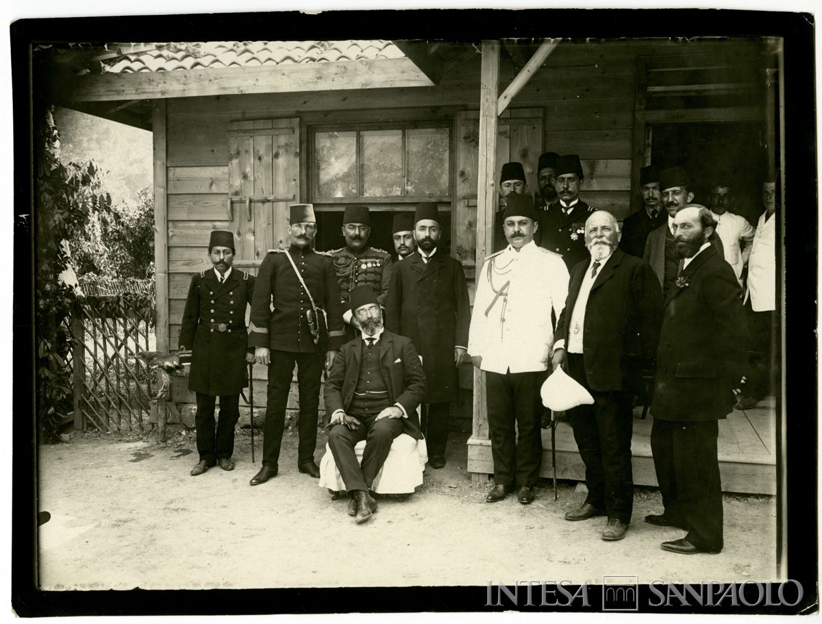 Visita del Governatore e di autorità turche a Kouby per la posa della prima pietra di una moschea: secondo da destra l'ingegnere Roberto Paganini, 1908 (Giulio Martelli)