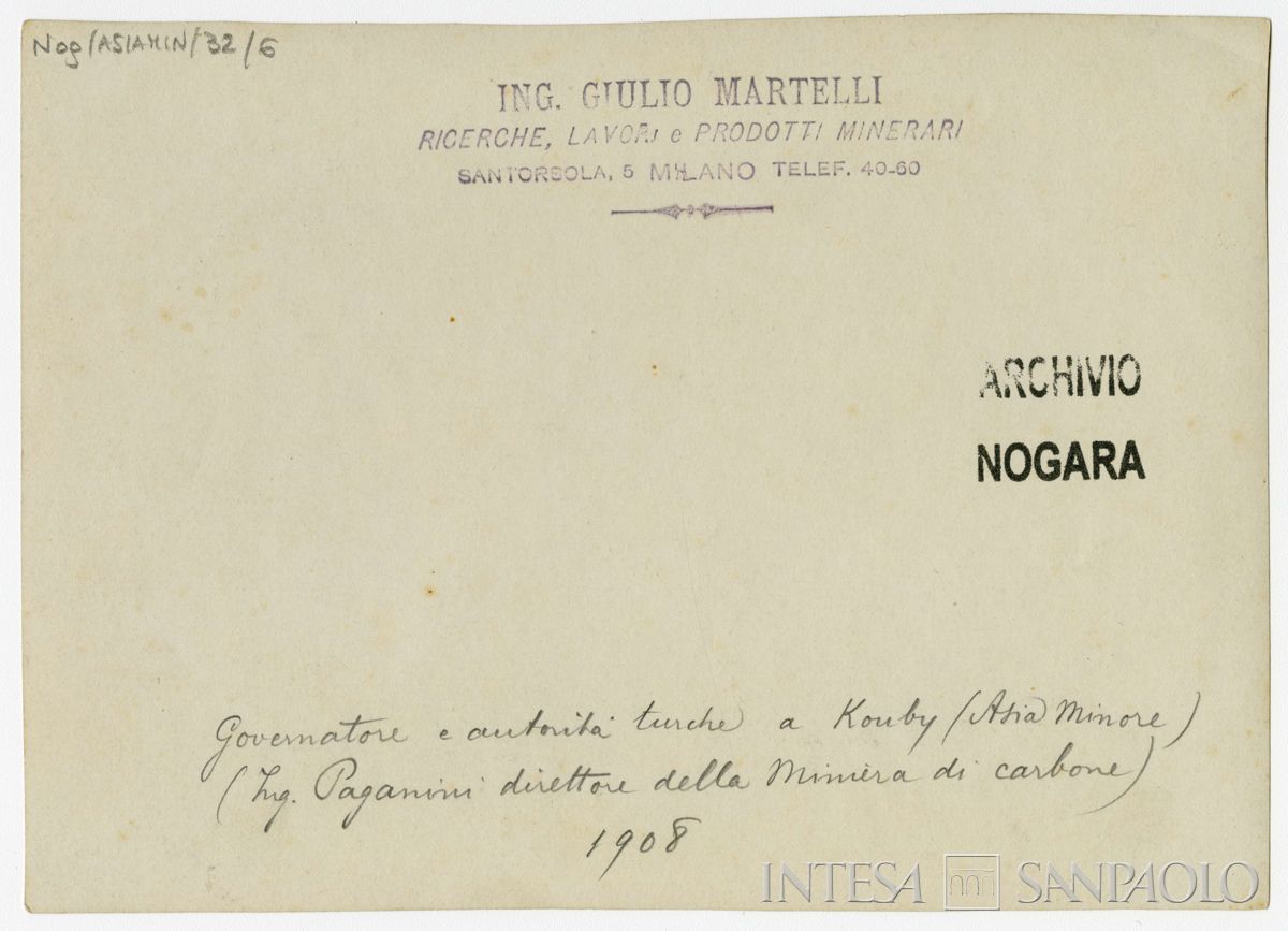 Visita del Governatore e di autorità turche a Kouby per la posa della prima pietra di una moschea: secondo da destra l'ingegnere Roberto Paganini, 1908 (Giulio Martelli), verso