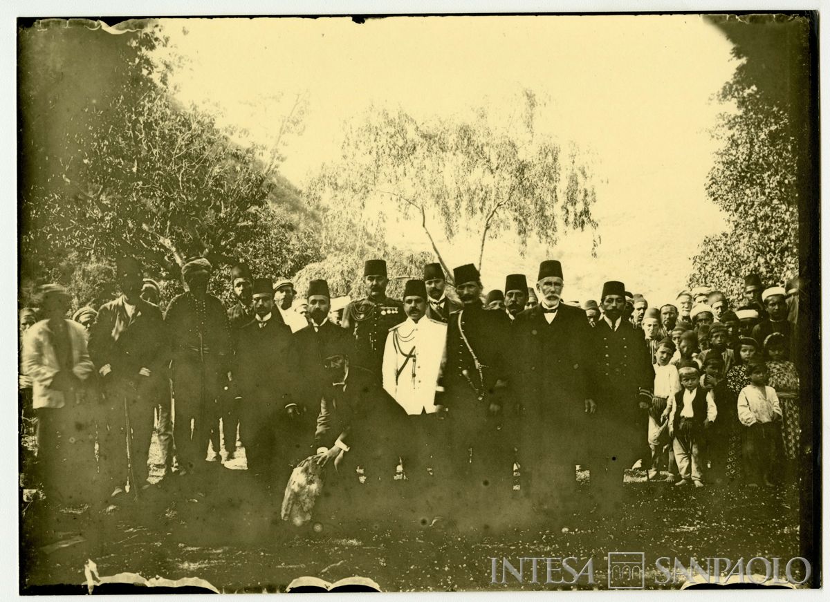 Visita del Governatore e di autorità turche a Kouby: posa della prima pietra di una moschea, 1908 (fotografo sconosciuto)