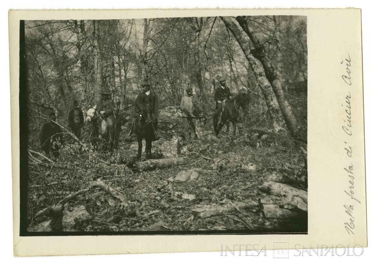 Bernardino Nogara e altri uomini con cavalli nella foresta di Ciucùr Avù, 1908 (fotografo sconosciuto)