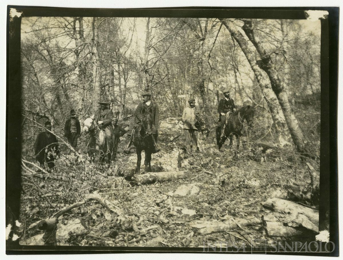 Bernardino Nogara e altri uomini con cavalli nella foresta di Ciucùr Avù, 1908 (fotografo sconosciuto)